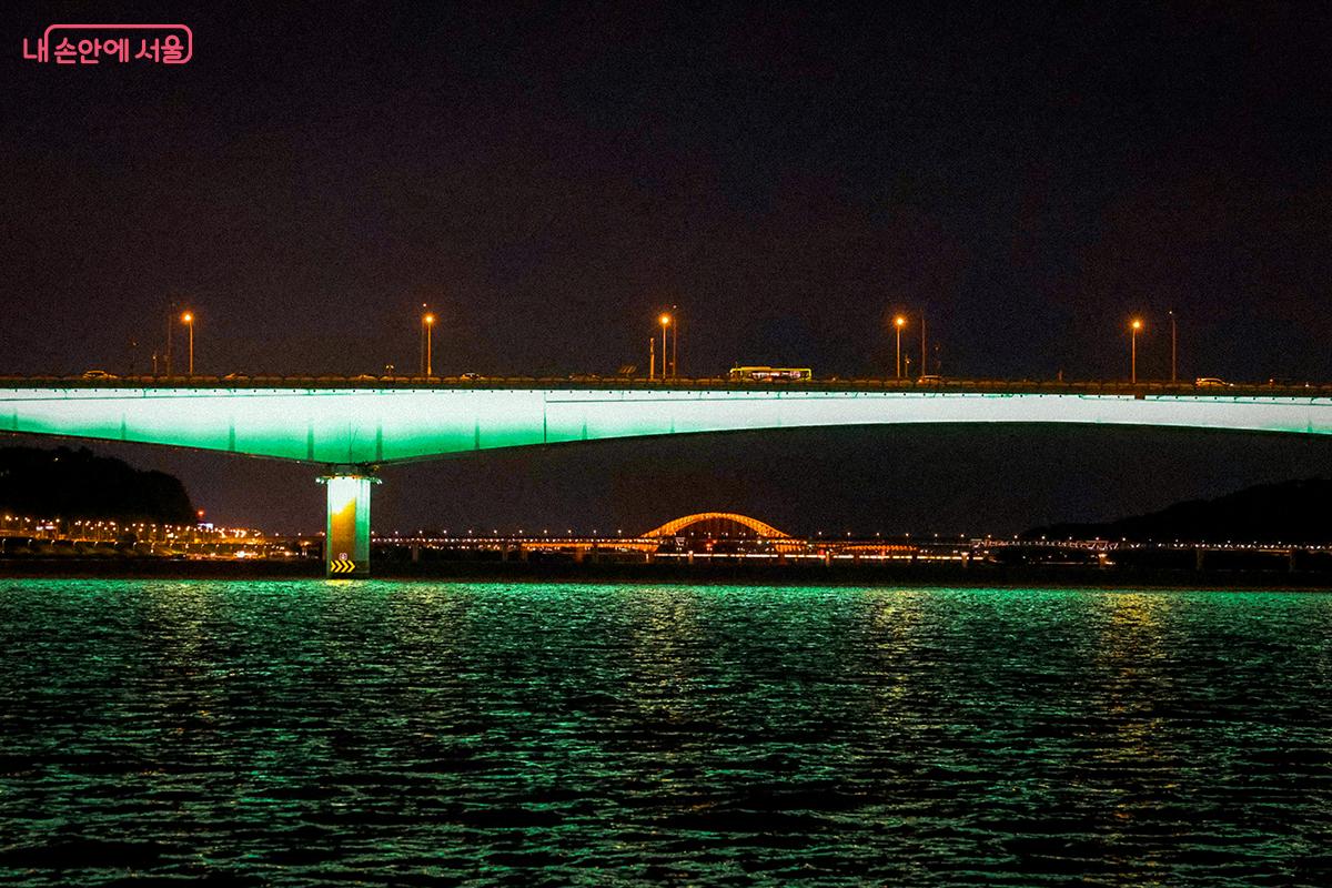초록빛 가양대교와 주황색 방화대교가 눈에 띈다. ©김아름