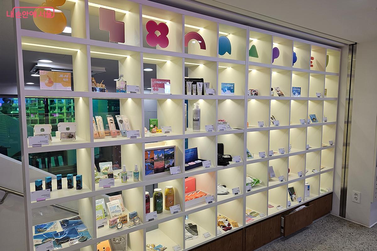 1층 굿즈 판매 공간은 팔도보석유람과 관련된 다양한 기념품과 디자인 소품을 한자리에서 만나볼 수 있는 곳이다. ©이혜숙