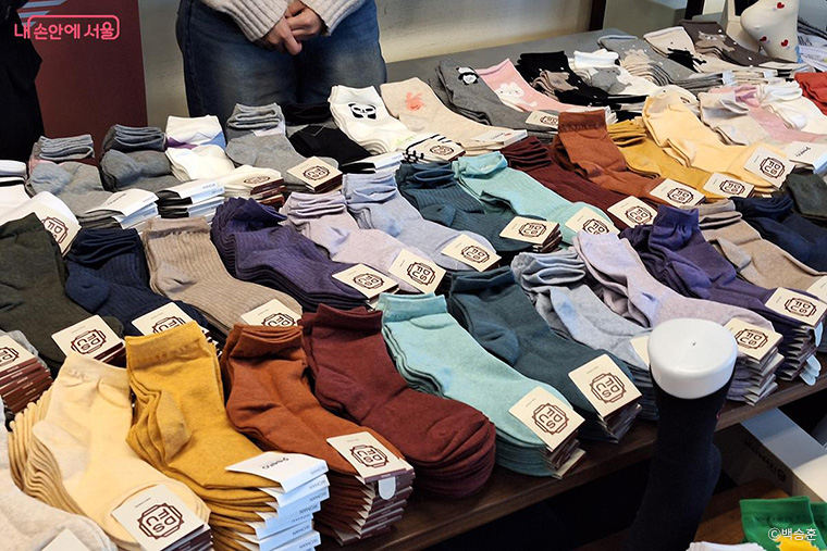 도봉양말제조지원센터에서 제조한 여러 색상의 고품질 양말들