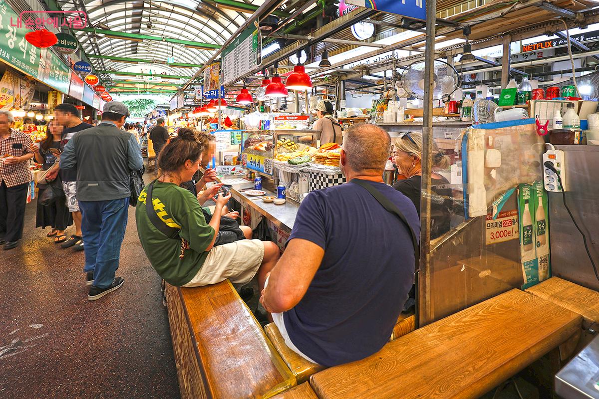 외국인의 입맛도 사로잡은 광장시장의 다양한 음식들 ©김주연