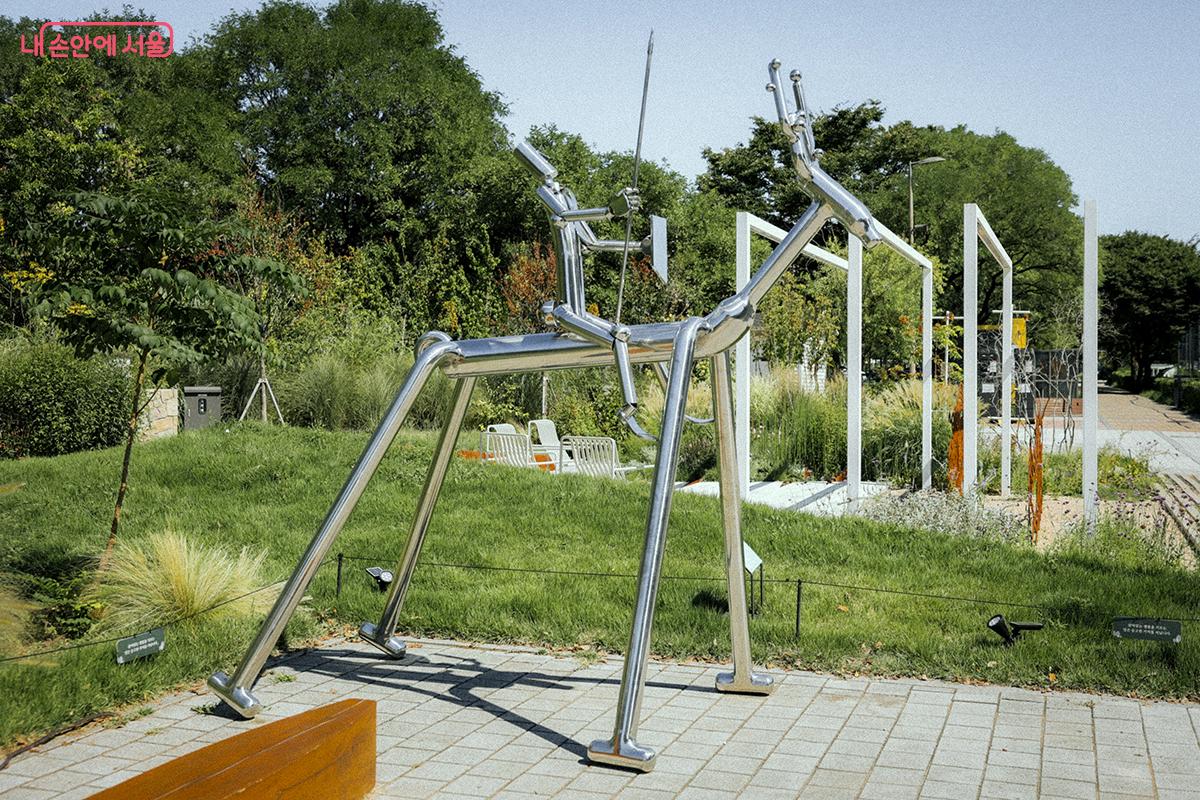 정국택 작가의 <비즈니스맨-영웅> ©김아름