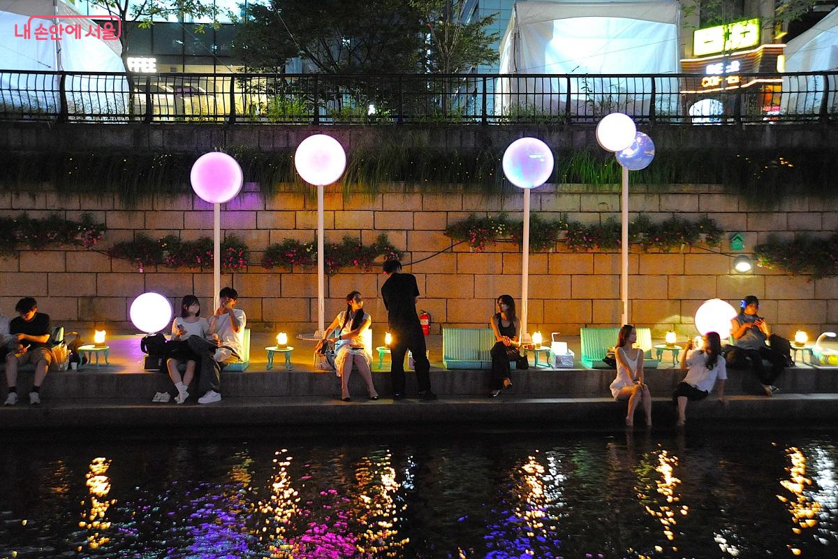 &lsquo;구름 빛 조명&rsquo;이 함께하는 &lsquo;책읽는 맑은냇가&rsquo;의 풍경이 이색적이다. &copy;조수봉