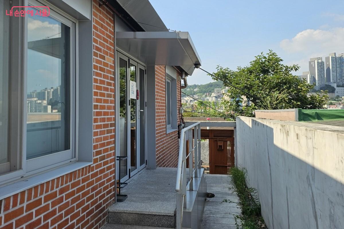 주택을 개조한 '369예술터' 입구 ©최정윤