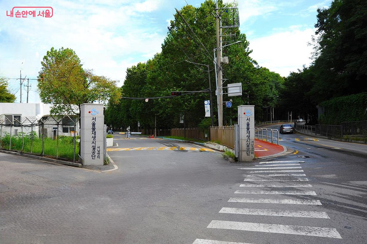 &lsquo;서남매력정원&rsquo;은 양천로27길 시냇가푸른숲교회 앞 삼거리부터 서울물재생시설공단 정문까지 이어진다. &copy;조수봉