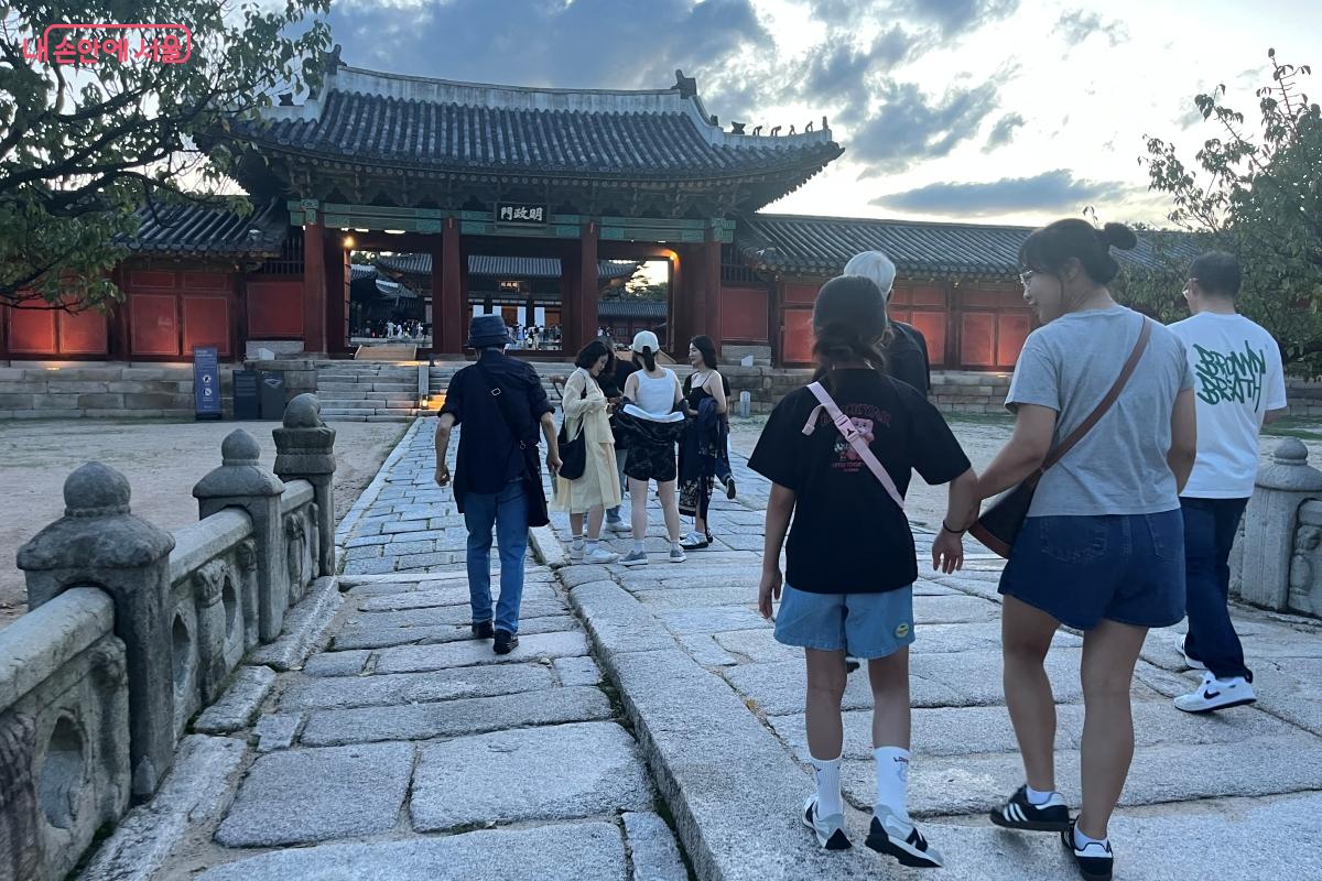 &lsquo;창경궁 야간 해설&rsquo;을 위해 많은 시민들이 방문했다. &copy;김연희