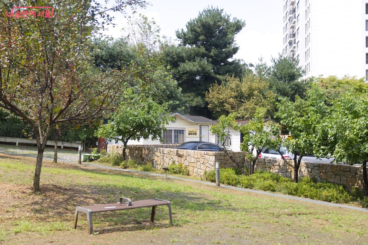 곳곳에 휴게 공간이 있어 일반적인 공원의 역할도 겸하고 있다