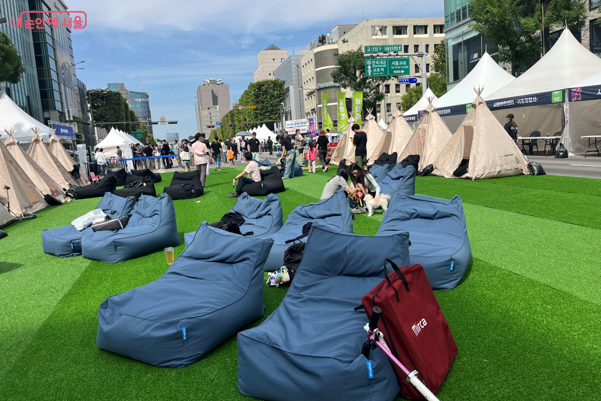 곳곳에 공연 관람 및 힐링을 할 수 있는 공간들도 준비되었다. ©김연희