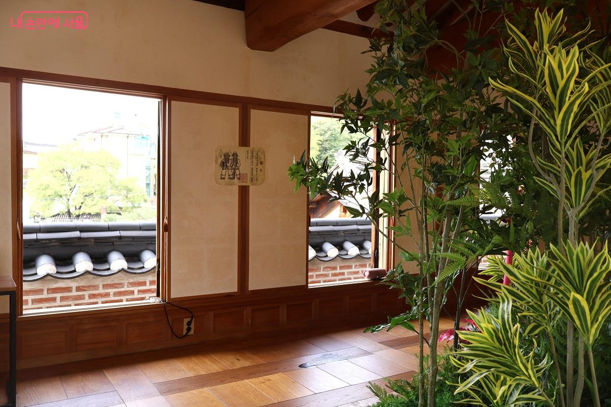 정체 모를 형상이 남긴 흔적은 담은 작품 '흔적', 생화와 조화, 패브릭과 플라스틱, 스펀지 등을 이용해 작품을 구성했다. ©이봉덕