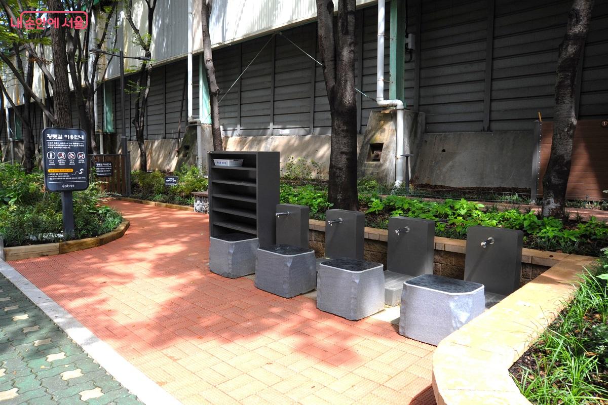 황톳길 양쪽에는 세족 시설과 신발장이 설치됐다. &copy;조수봉