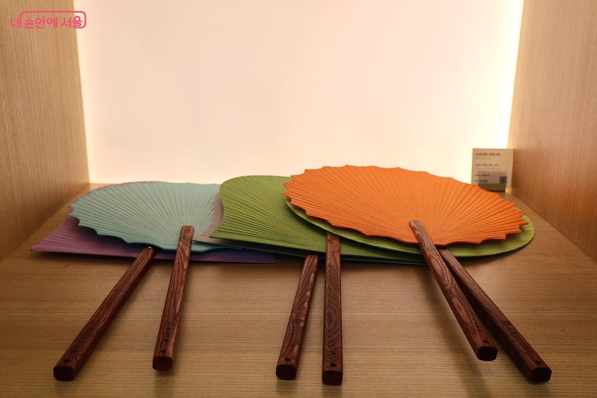 자연을 그대로 반영한 다양한 모양과 색상의 부채가 진열됐다. ©이봉덕