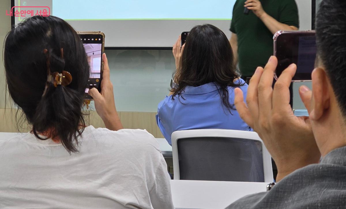 오프라인 교육 현장에서 강의 자료를 촬영하는 등 참석자들의 적극적인 참여가 돋보였다. ©조성희