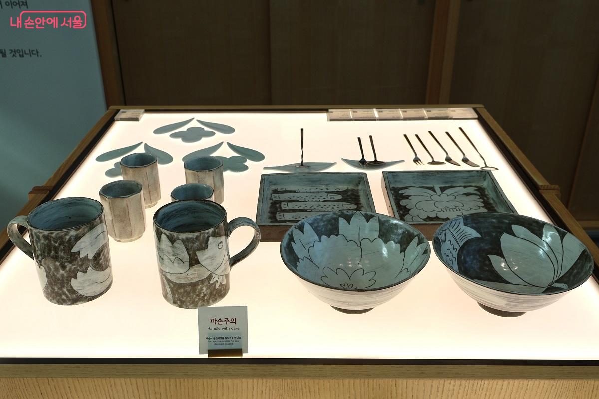 서울공예관 박물관가게는 인간과 자연 가치의 본질을 반영한 다채로운 상품이 진열되고 있다. ©이봉덕