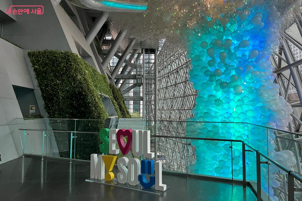 2층 포토존, 서울시를 대표하는 구조물과 뒤의 작품이 어우러져 멋있다. ©김연희