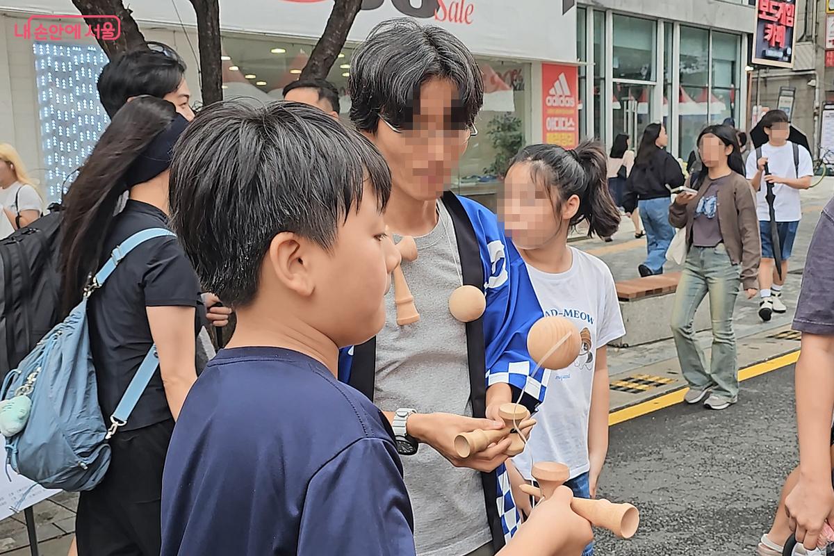 일본 전통놀이를 알려주는 일본인 유학생 ©오도연