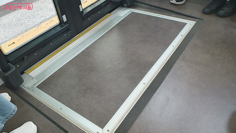 휠체어 탑승이 가능한 리프트 ©엄윤주