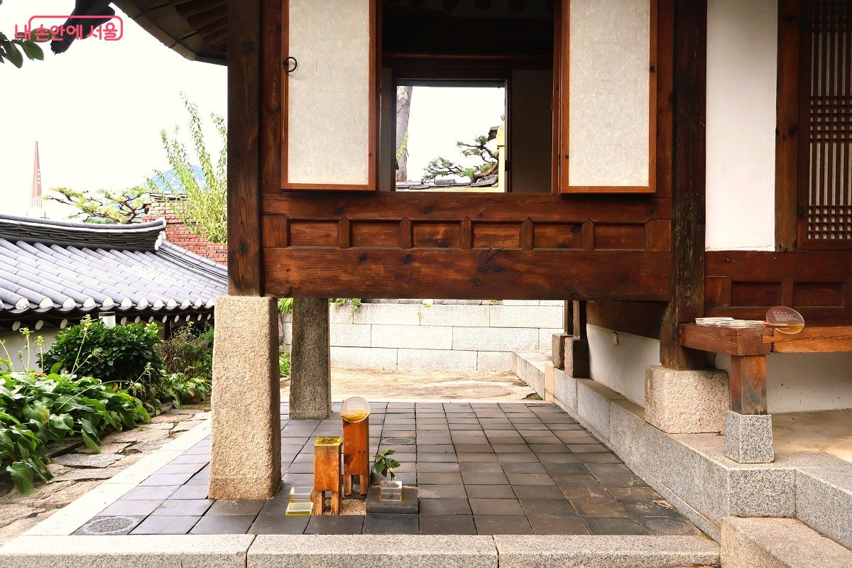 다양한 장소의 빛과 바람, 물과 흙이 만들어낸 고유한 미기후의 흔적들을 수집해 땅의 감각들을 드러낸다. ©이봉덕