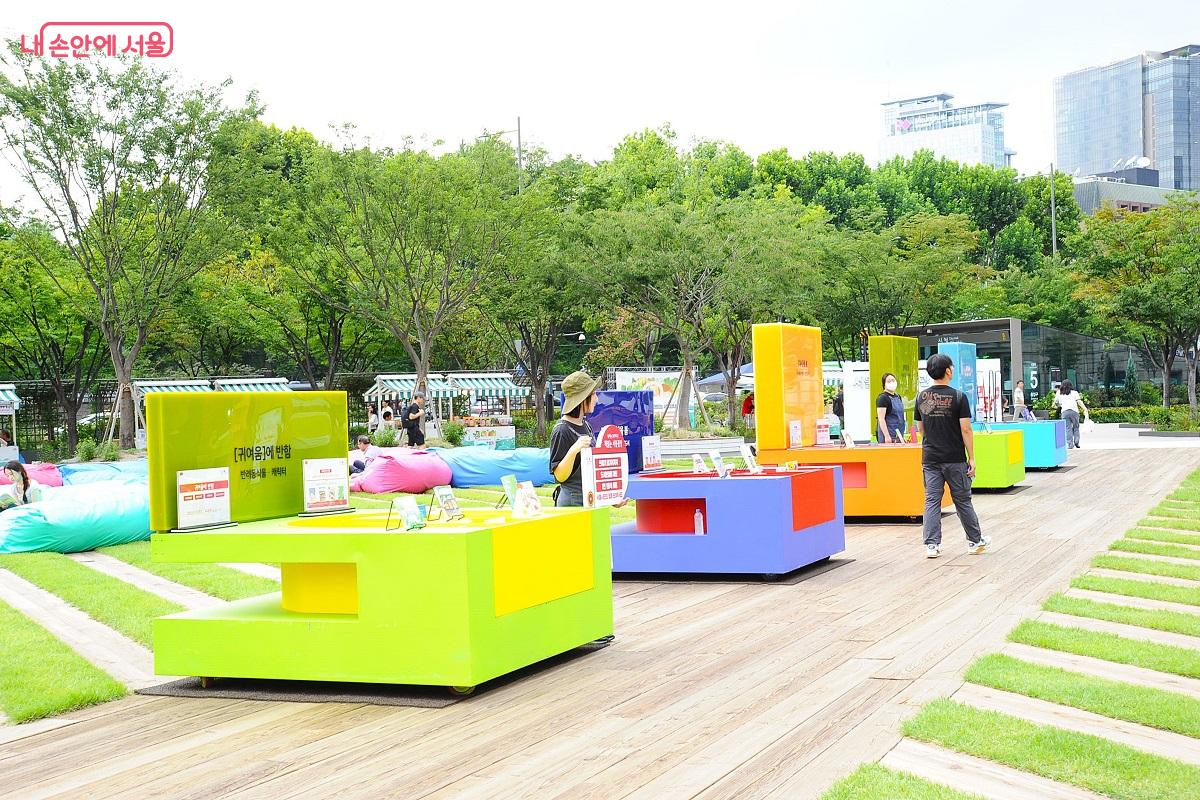 장르별로 책을 담고 있는 &lsquo;책읽는 서울광장&rsquo;의 서가 &copy;조수봉