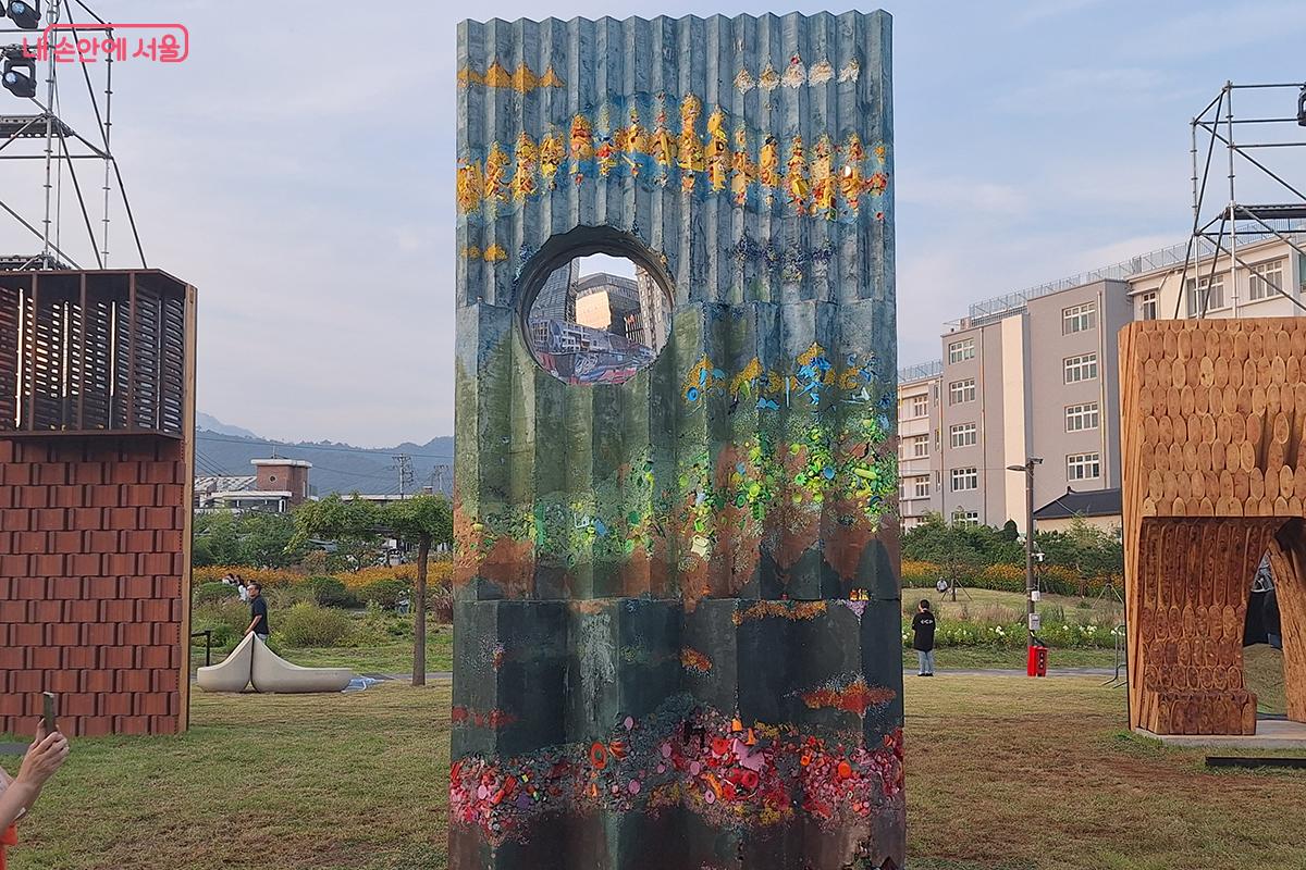 요앞건축의 '낯선산수'는 대립되는 이상과 현실의 건축이 만나는 접점에서 새로운 가능성을 모색한다.