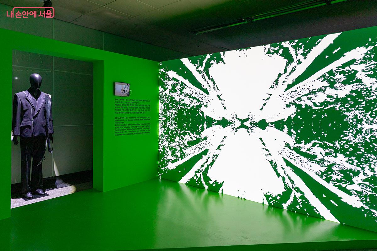 AI와 패션 디자이너의 실험적 콜라보, '서울패션로드'로 도시 공간의 새로운 가능성 제시했다. ©문청야