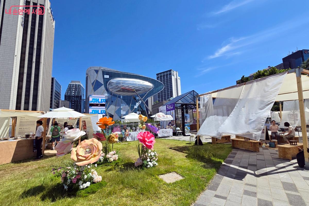 서울도시건축전시관 옥상에서는 목요일부터 토요일까지 팝업스토어가 열린다. ©김윤경