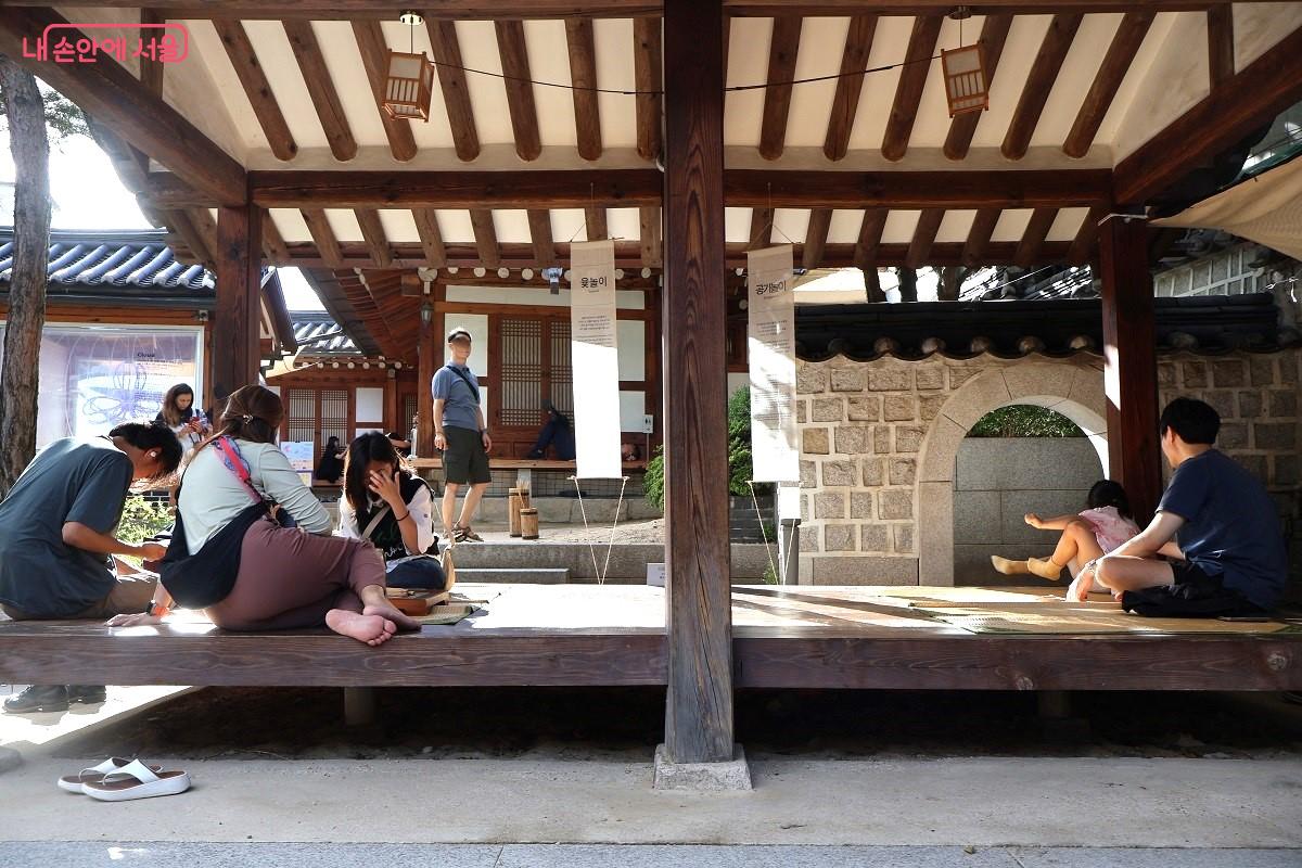 활 쏘기, 공기 놀이 등 한국 전통 체험 활동에 즐겁게 참여하고 있는 싱가폴 관람객과 시민들 ©이봉덕