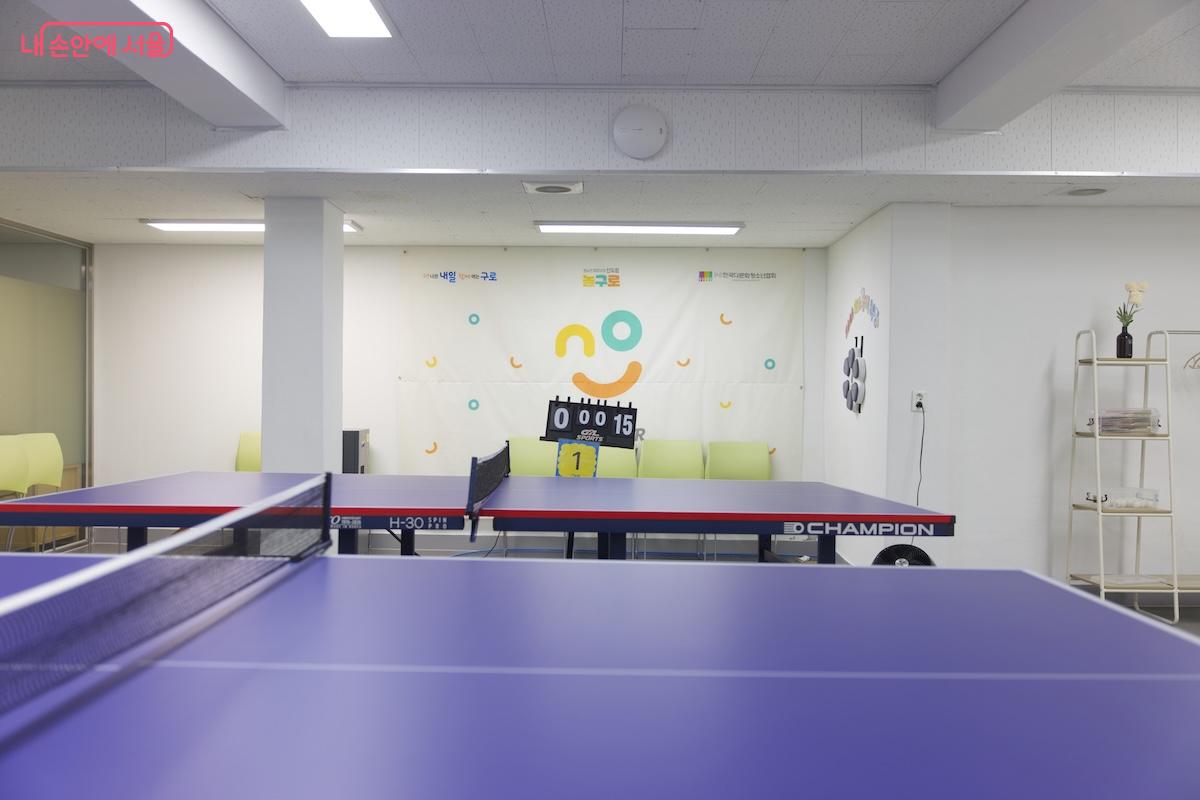 자칫 버려질 수도 있는 지하공간을 멋진 탁구장으로 만들었다