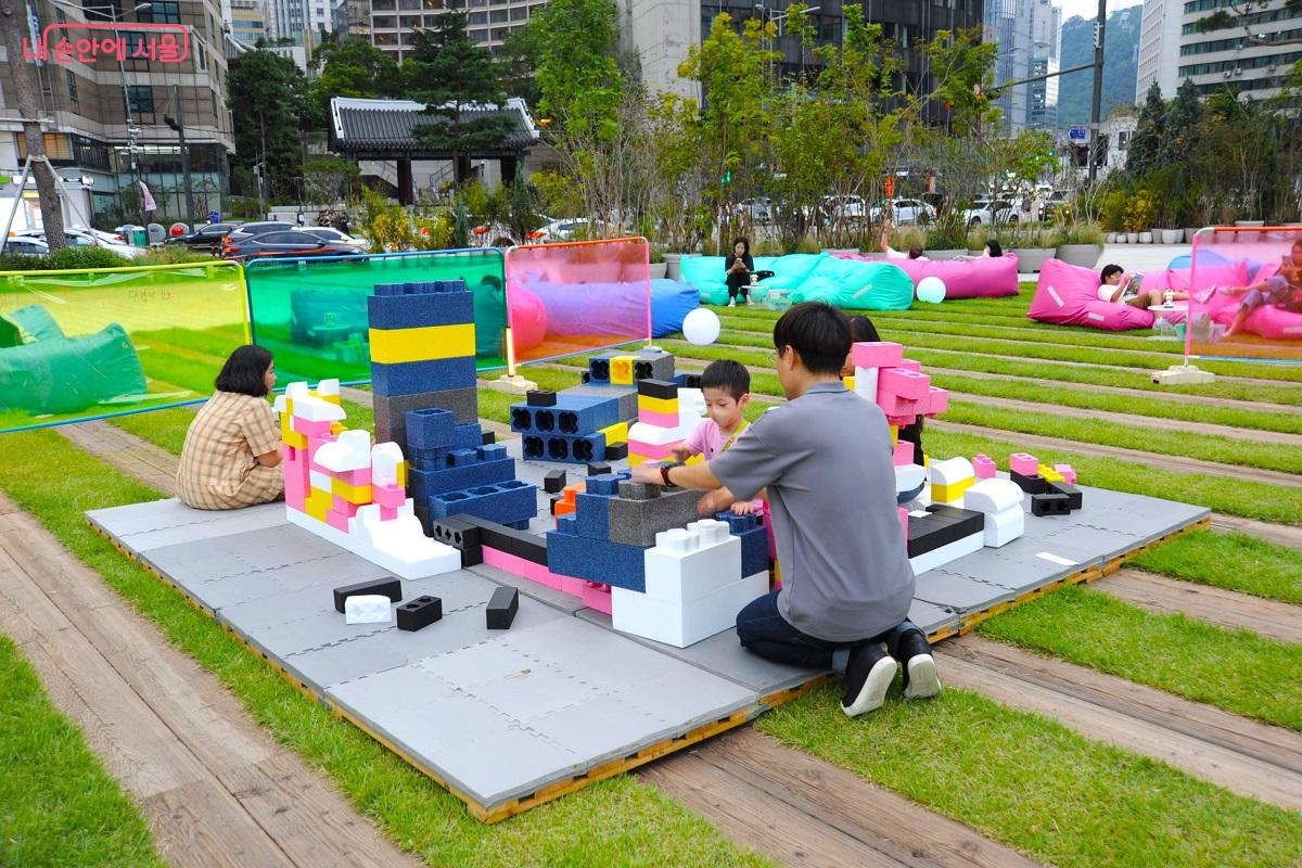 가족과 &lsquo;레고 놀이&rsquo;를 즐기는 어린이 &copy;조수봉