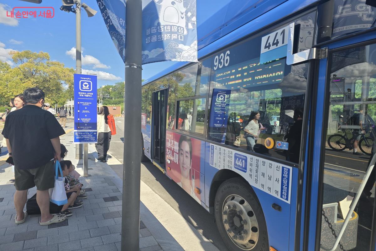 441번은 신사역, 논현역, 신논현역, 강남역, 양재역, 양재시민의숲역 등 2호선·3호선·7호선·9호선·신분당선을 연결한다. ©조수연