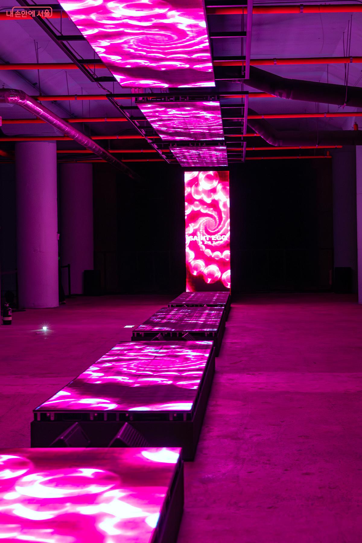 바닥과 천장, 벽에 설치된 LED 패널은 끊임없이 변화하는 추상적 패턴을 비추며 관람객을 무한한 디지털 세계로 안내했다. ©문청야