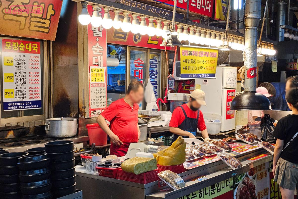 족발과 순대를 팔고 있는 점포 &copy;홍혜수  