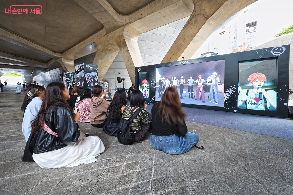 '엔터테크 서울 2025' 행사에 흠뻑 빠진 시민들 모습 &copy;김주연