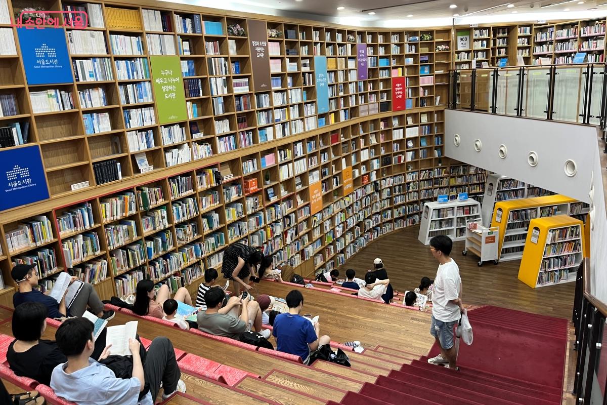 서울도서관 내부, 책읽기 좋은 분위기에서 시민들이 책을 읽고 있다. ©김연희