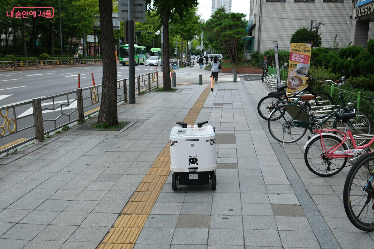 정해진 길을 따라 이동 중인 배달 로봇의 모습 ©박우영