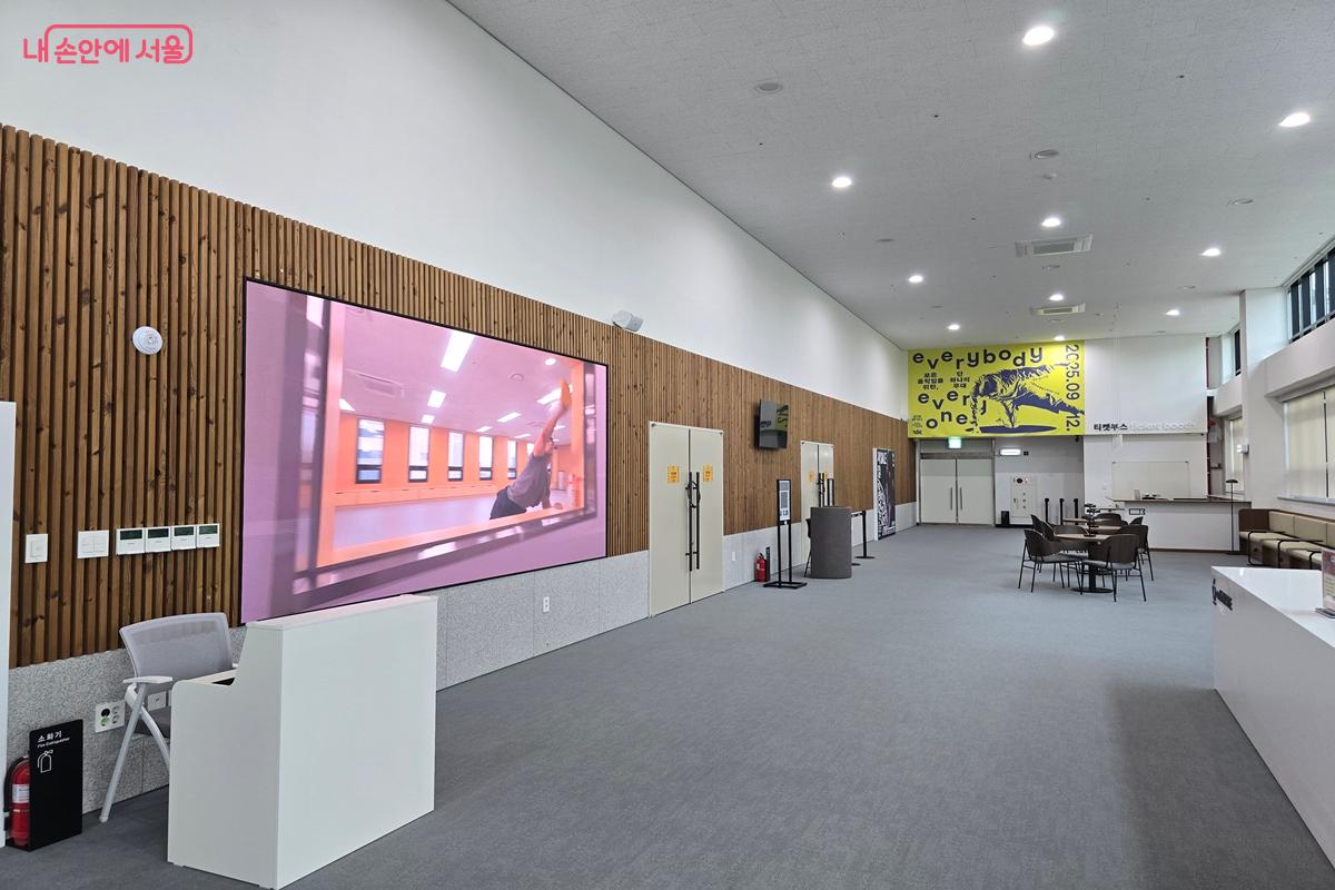 은평센터 안으로 들어서면 가장 먼저 전광판이 눈에 들어온다. ©강사랑