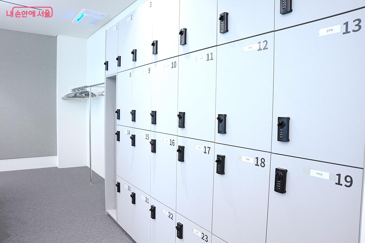 각 클래스에는 개인 전용 사물함이 설치됐다. ©조수봉