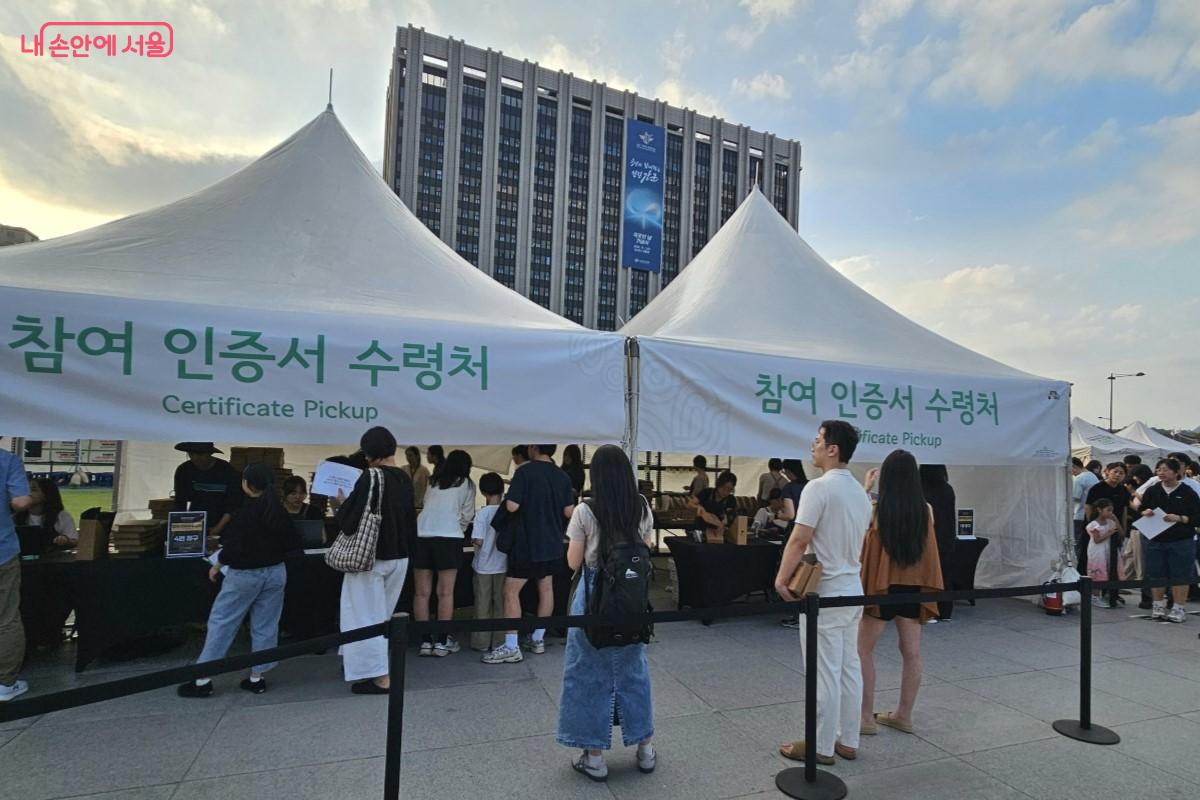 독서릴레이 참여 인증서 부스 앞에 줄을 선 참가자들 ©최정윤