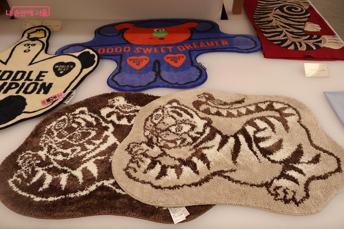전통 민화 속 ‘호랑이와 까치’를 모티브로 한 러그 제품 ©이봉덕