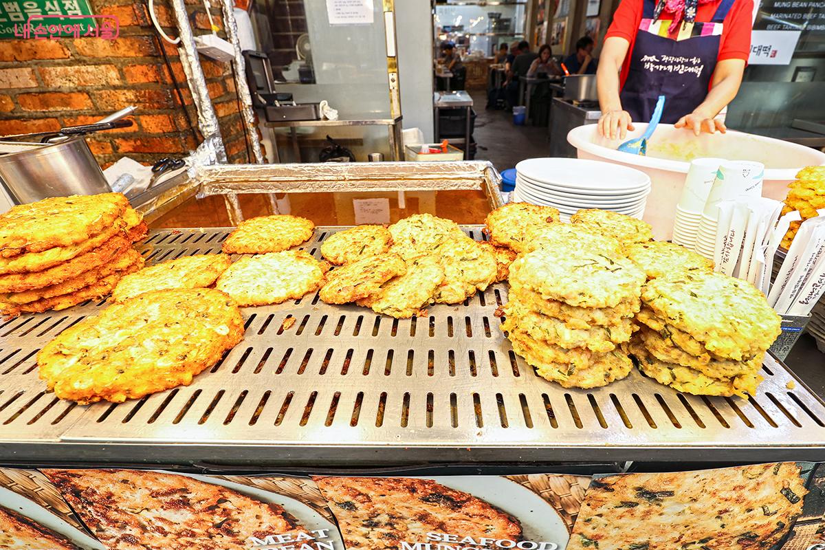 광장시장 내 먹거기로 인기 많은 빈대떡 ©김주연