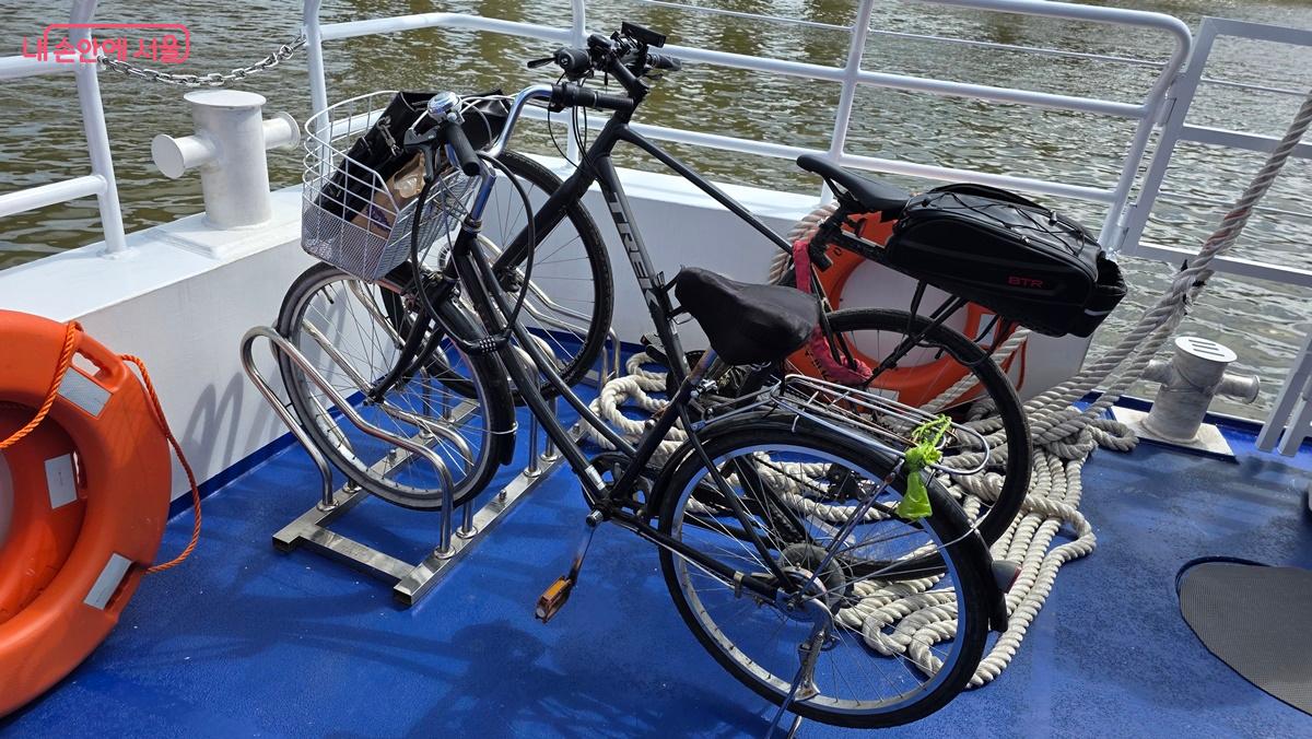 한강버스에 마련된 자전거 거치대, 총 20대 동시 이용 가능하다. ⓒ최용수