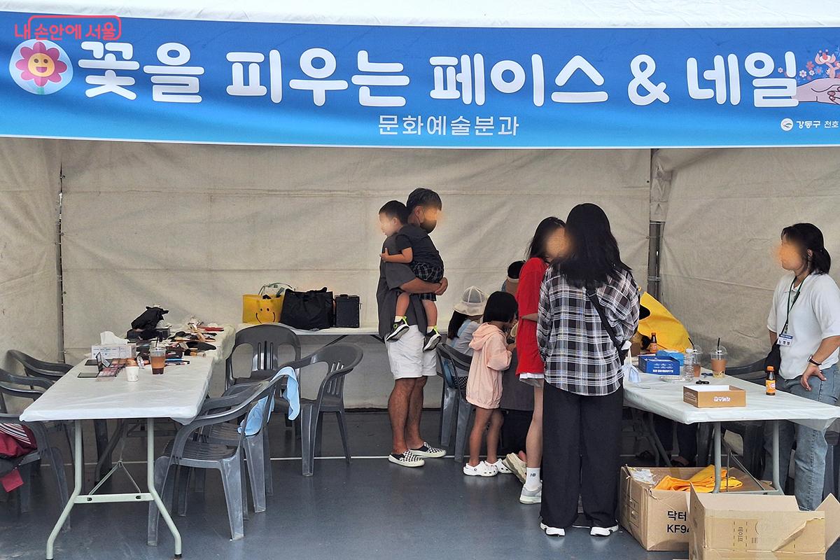 '꽃을 피우는 페이스 & 네일' 코너에서 해치와 친구들이 새겨진 스티커를 얼굴과 손에 부착하는 시간을 가진다.