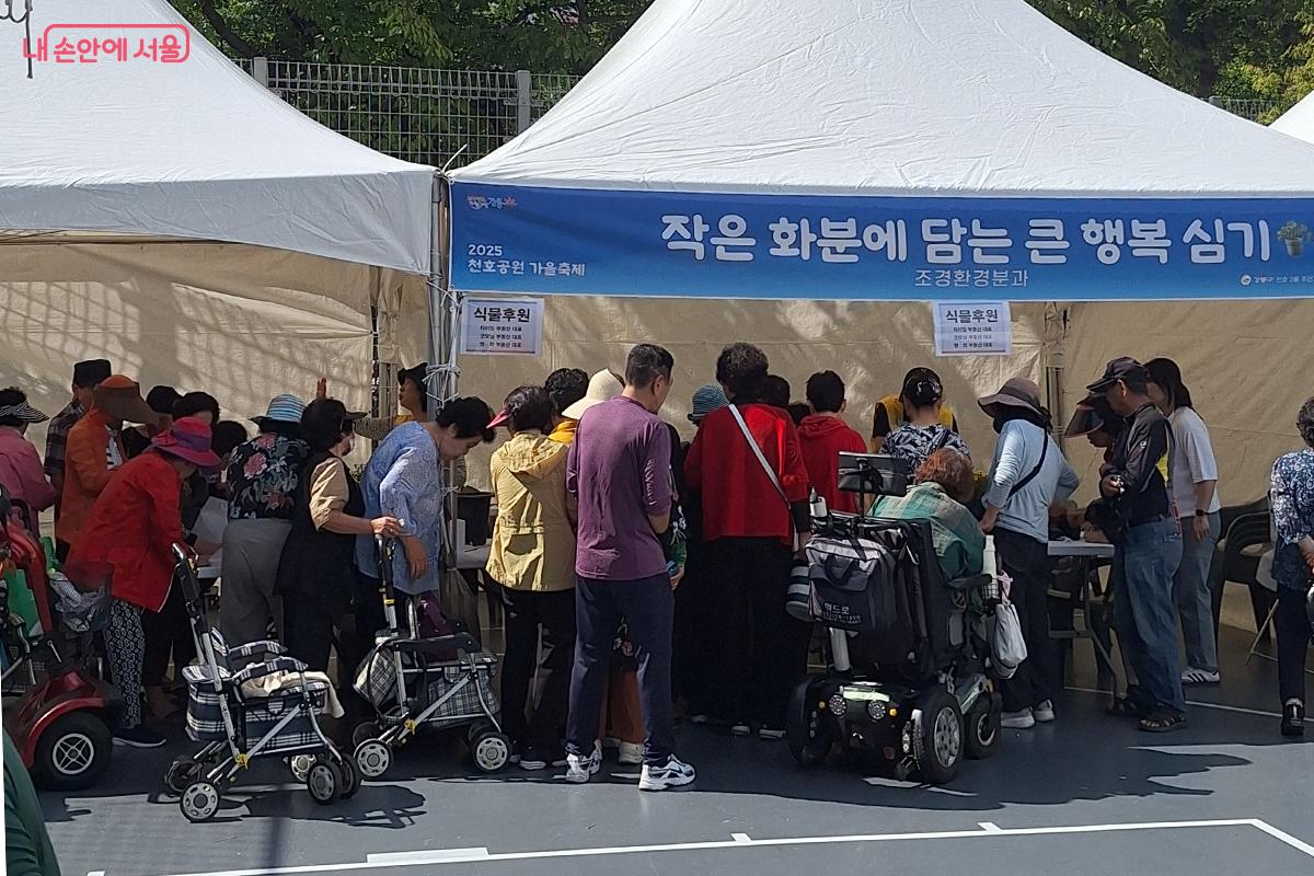 체험존 에서 가장 인기를 끈 부스는 '작은 화분에 담는 큰 행복 심기' 코너였다.