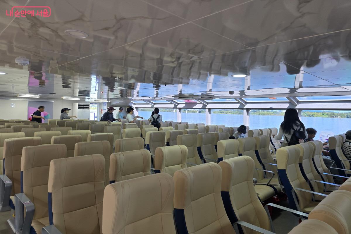 한강버스 내부 좌석 ©조수연
