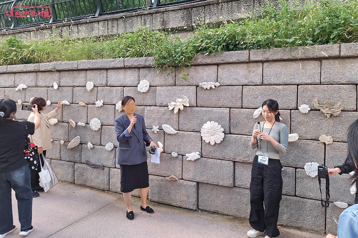 전영은 작가는 촉각과 시각을 연결하는 점토 드로잉 &lsquo;청계초록: 눈길 손길&rsquo;을 선보였다. &copy;백승훈