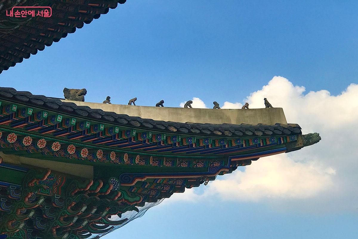 기와지붕 잡상의 종류와 배열을 볼 수 있다. &copy;이정민