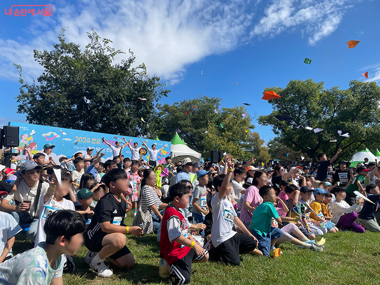 2024 한강 종이비행기 축제 함께 날리기 퍼포먼스
