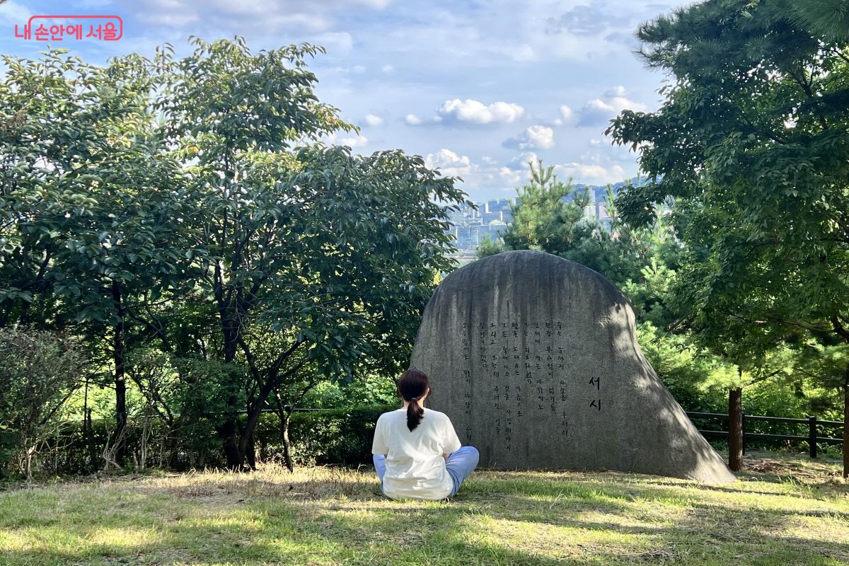 윤동주 시비와 N서울타워를 한 프레임에 담을 수 있다. ©박지영