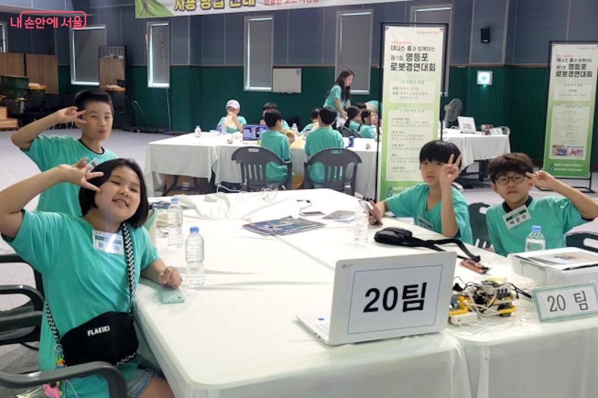 로봇 제작 후 점심식사를 마치고 잠시 휴식 중인 20팀 ⓒ김용임