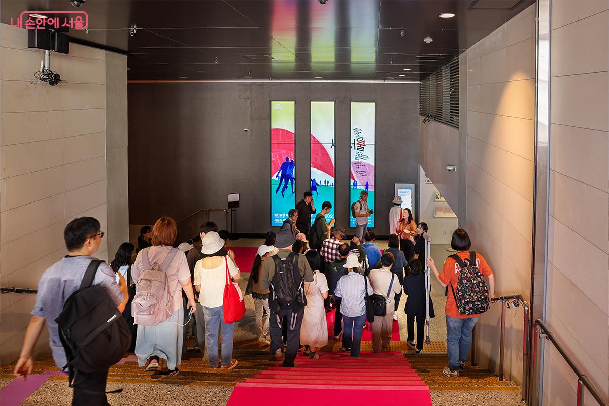 서울도시건축전시관 전시장으로 입장하는 모습 &copy;장신자