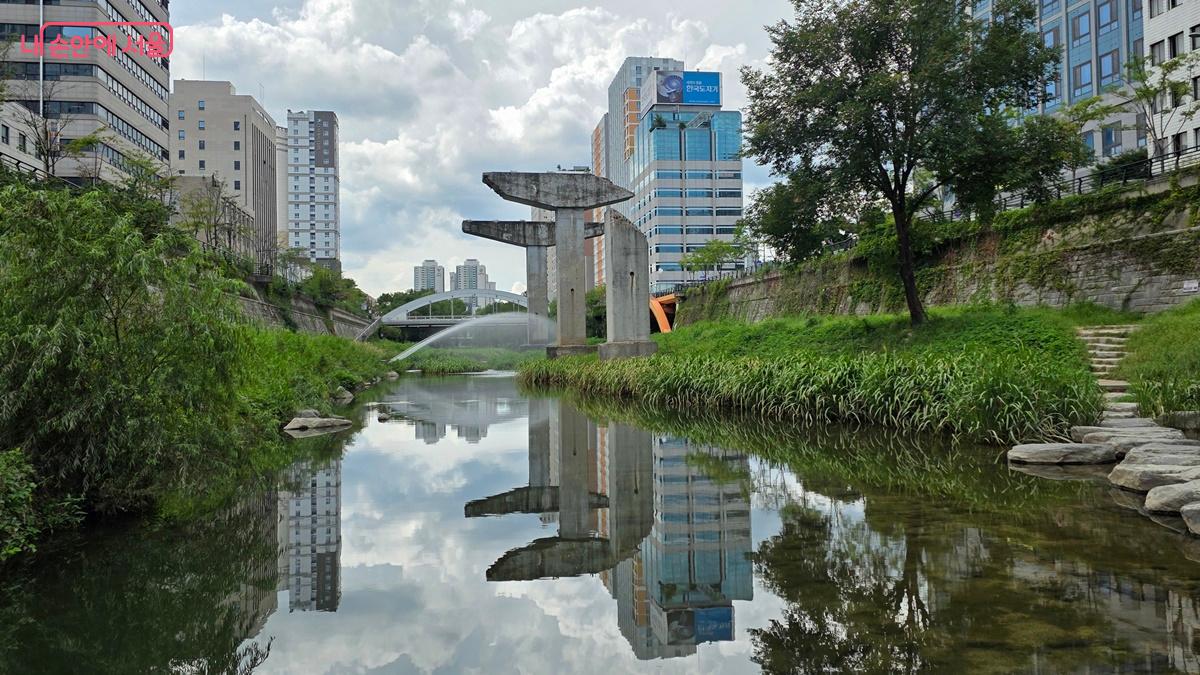 청계천 복원 의미를 되새기기 위해 남겨 둔 3개의 존치교각, 비우당교와 무학교 사이에 있다. ©최용수