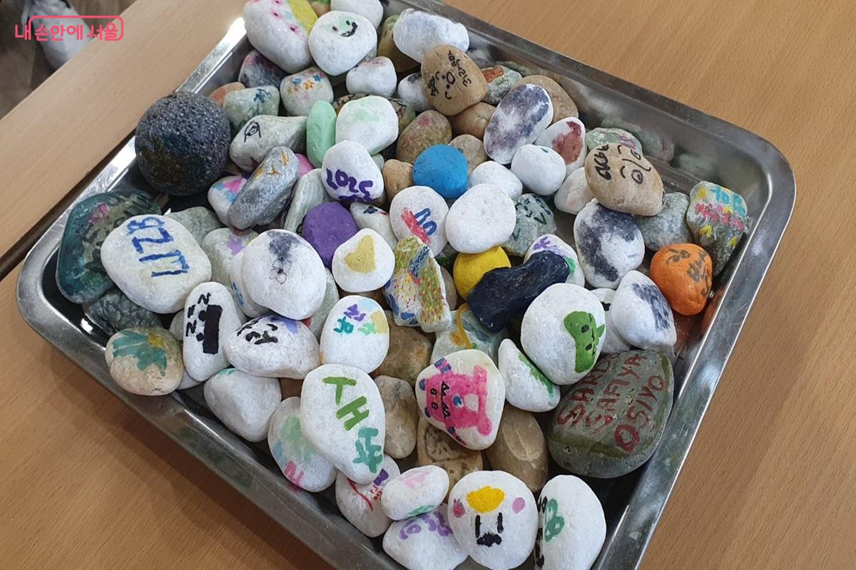 각 국에서 온 외국인 관광객들이 참여해 만든 '여행하는 돌' ©엄윤주